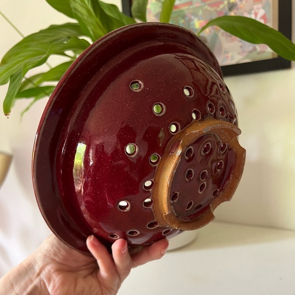Handmade berry dish in deep red and blue glaze, artist signed - Picture 6 of 8